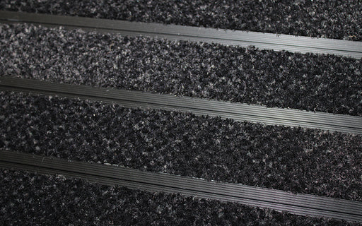 Close up image of Black Reno inserts in Black ARCHIMAT aluminium architectural matting