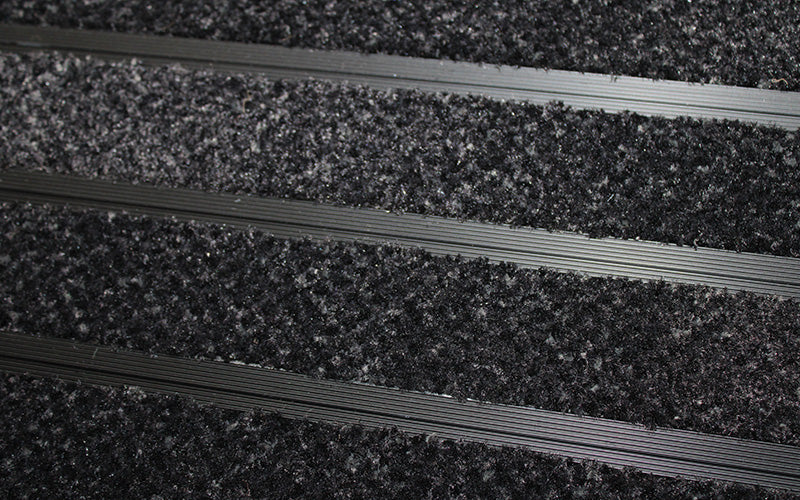 Close up image of Black Reno inserts in Black ARCHIMAT aluminium architectural matting