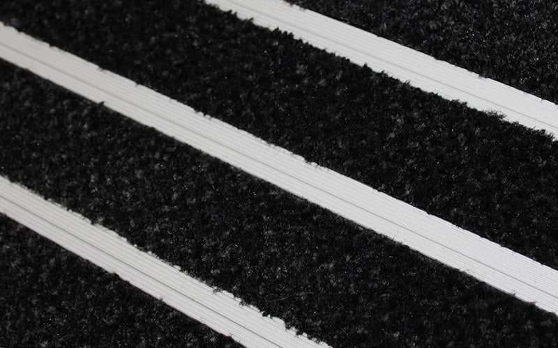 Close up image of Black Reno inserts in Silver ARCHIMAT aluminium architectural matting