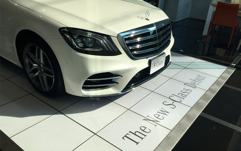 Insitu image of the Promodek at a car dealership with the brand name inside the display.