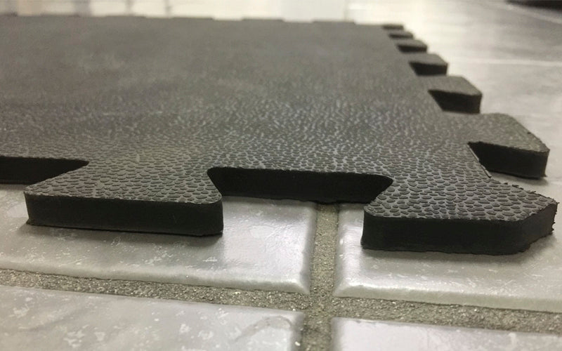 Side profile image of the 10mm thickness of the gym mats to help reduce vibrations and perfect for high impact areas.